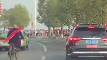 接亲路上偶遇学生队伍：学生一路喊祝福，新郎一路撒红包