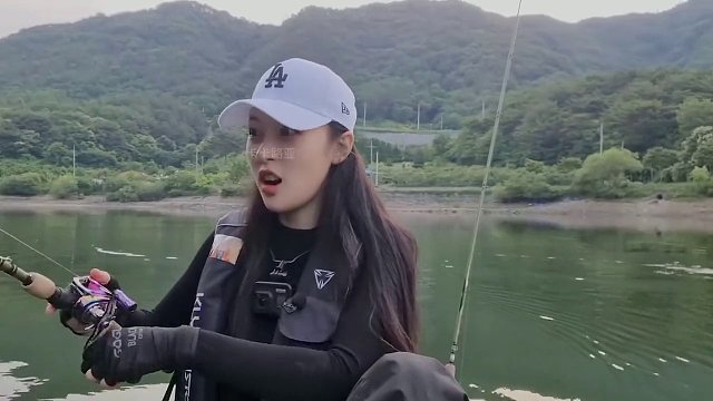 韩国路亚女钓手安贞恩在皮划艇上用worm面条虫路亚鲈鱼