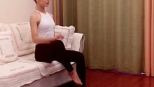 坐在沙发上练习脊柱扭转，改善便秘腹胀，每组10秒做三组#过年轻松瘦 赶紧收藏练习吧@抖音小助手