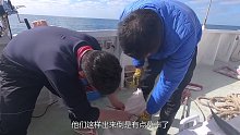 茫茫大海中与相识钓友碰面，钓友竟遭遇这般状况 (4)