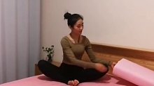 束角式开髋改善痛经，结合抱枕适合经期放松哦，舒缓紧张改善睡眠，每组保持一分钟做三组#经期瑜伽