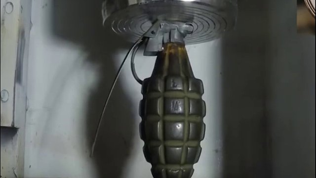 【液压狂魔】用液压机压手榴弹会发生什么?
