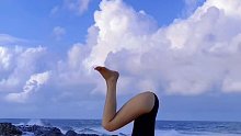 今日是海边的瑜伽女孩，这个风景可还行吗#我的瑜伽生活 #海边美女 #户外瑜伽 #蓝色治愈系 #倒立
