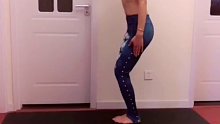 瘦小腿的教程来啦，微屈双膝单侧腿向前勾脚趾，背部延展腹部寻找大腿，每个动作保持3-5个呼吸，保持三个