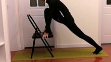 在椅子上做瑜伽是什么感受？快来体验一下吧鸽子式开髋缓解痛经，每组保持10秒做三组#办公室瑜伽 @抖音