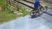 不守规矩硬闯火车路口，差一点就被送走