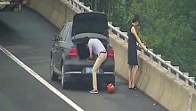 年轻情侣高速上因太渴停到应急车道，监控拍下随后的无语画面！