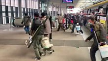 上百名钓鱼人争抢新钓点！