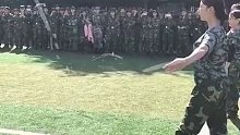 舞蹈系女孩军训，这个接力“无支撑空翻”太酷了！