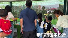 斯玛特游乐气炮枪场地如此火爆？老人抱着小孩也在旁边看
