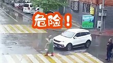 轿车斑马线上不礼让行人，把人给撞了，这下司机后悔也没用呀！