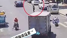行人横穿马路突然折返被撞。网友：货车挺冤，谁能想到行人不按套路出牌