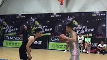 我随着那光奔跑，跑过操场，跑过食堂，跑过小池塘。终于我到了一个，熟悉，却又陌生的地方。