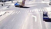 这谁能想到？超载车辆无视交规抢灯通行，下秒车翻了……