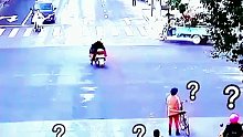 电动车肆无忌惮闯红灯，下秒直接被撞！