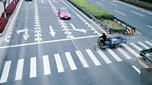 三轮车无视交规横穿马路，惨被红色轿车撞倒在地！