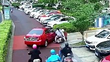 女司机的窒息操作，大家发现她做错了哪几点吗？