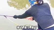 不小心钓多了，被老板全家人赶，吓死我了 (13)