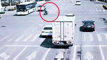 电动车不遵守交通信号，与直行车相撞酿事故 ！