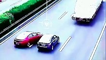 心惊胆跳！高速公路行驶变道不当，险象环生太可怕！
