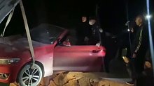 敞篷车开上断头路，民警机智营救