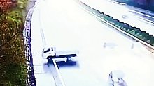 货车为何突然打滑？冲向路边车子侧翻又是谁的错？下雨天吗？