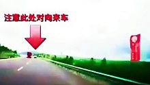 强行超车酿事故，车毁人伤悔不当初，车都被干翻了！