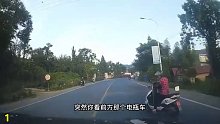 超过了前面两辆车，没想到结果却败给了电瓶车 第一集