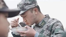 教官把学生倒进垃圾桶的饭菜，当着他们的面吃光，学生们瞬间泪流满面。
