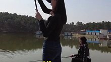 两个女钓手之间的挑战，就问你紧不紧张~- (6)