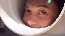 男子头卡水管自己骑车去消防队，朋友坐后座拍视频一路狂笑