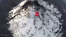 翼装飞行穿越火山。1061
