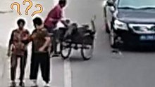 小车分心驾驶将大爷撞进车斗里，大爷气得冲向副驾驶……