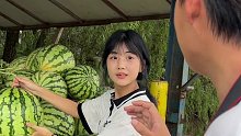 前面以为是西瓜小美女，直到她把西瓜给