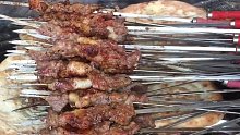 来新疆一定不要错过的羊肉串和烤馕，十串两个馕就是一顿饭