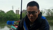 雨天钓草鱼很难，看我能否成功上岸盘老板。 (25)