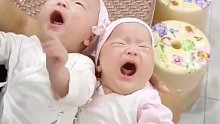 双胞胎姐妹每次吃奶前就大哭大闹，一滴眼泪也没有，奶一到嘴巴立马不哭，一秒钟都不能等