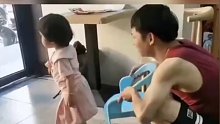 男子偷偷移开女儿凳子 逗笑全场