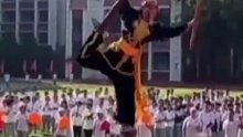 运动会开幕式上，男生踩高跷入场惊艳全场。网友：降维打击，妥妥拿捏住了裁判