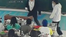 学生跑讲台请假上厕所吓到老师，老师：以后这种事座位上说。