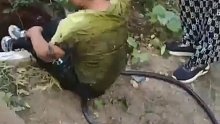 小区下水井没盖男童玩耍时掉落，邻居用锄头将人捞出