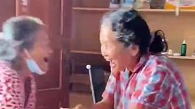 60多岁的老人见到闺蜜，激动地抱在一起又蹦又跳