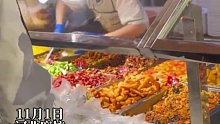 一高校食堂阿姨打饭像开了二倍速的视频走红。学生：还没想好吃什么饭就打好了