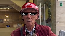 7旬大爷挂一身黄金出门，路人一问傻眼：足有3斤
