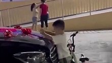 男孩不断摆动奔驰车标，宝妈见状顿感不妙，别叫儿子了叫被告吧