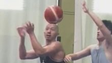 一男子传球手滑在光头上转了三圈，朋友像海豹顶着球