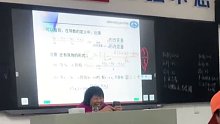 高数老师在教完题后玩手机，对着手机突然痴笑起来。真是太可爱了！