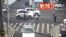 斑马线上还能这么走？结果被撞了。网友：回一下头算我输