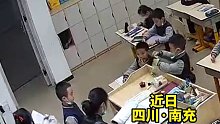 老师随口一句好冷，男孩脱下外套披在老师身上