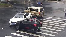 男子上一秒“吃瓜”看宝马被撞 下一秒自己变“瓜”
